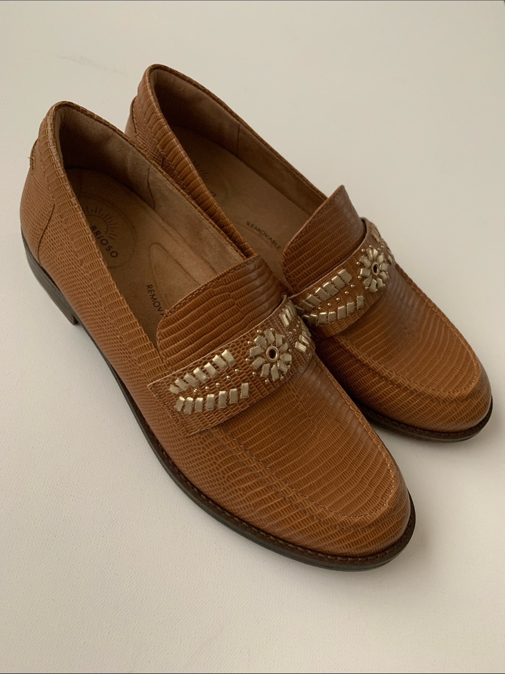 NWT Brioso Women Tan Embossed Leather Loafers with Metallic Accent Size 9,5